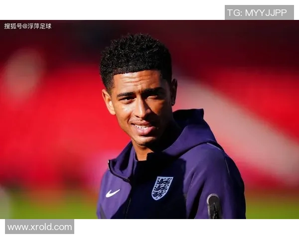 足球场外的风采 西服帅哥球星展现优雅与魅力