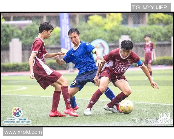 足球球星亲临赛场观战 感受足球魅力与比赛激情的完美融合