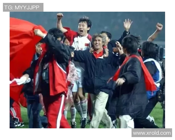 中国足球队员与世界足球明星合影 留下珍贵瞬间彰显国际影响力